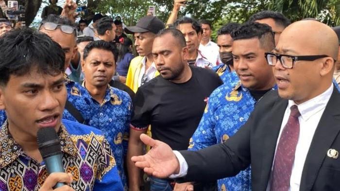 Rektor IAKN Kupang dan Mahasiswa Pendemo