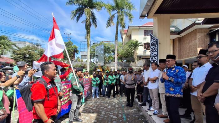 WAWALI TARAKAN- Wakil Wali Kota (Wawali) Tarakan, Ibnu Saud Is saat menerina kedatangan para ojol di Kantor DPRD Tarakan, Rabu (20/5/2026).