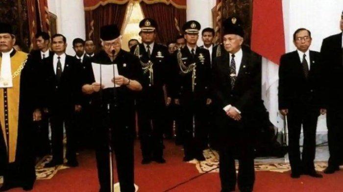 HARI REFORMASI - Soeharto saat membacakan surat pengunduran dirinya sebagai Presiden RI pada Kamis, 21 Mei 1998 di Istana Merdeka, Jakarta. Hari Reformasi diperingati 21 Mei untuk mengenang berakhirnya pemerintahan Soeharto pada tahun 1998 sekaligus lahirnya era Reformasi di Indonesia. 