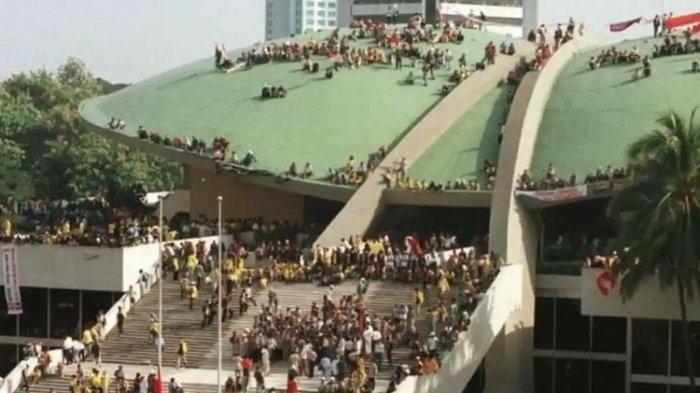 HARI REFORMASI - Mahasiswa se-Jakarta, Bogor, Tangerang, dan Bekasi mendatangi Gedung MPR/DPR, Mei 1998, menuntut reformasi dan pengunduran diri Presiden Soeharto, sebagian mahasiswa melakukan aksi duduk di atap Gedung MPR/DPR. Akhirnya Soeharto mengundurkan diri dan menandai berakhirnya Orde Baru. Momen ini juga menandai masuk Orde Reformasi.