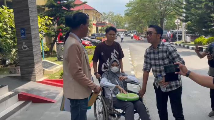 Mimi Maisyarah (48), korban dugaan malapraktik RS Muhammadiyah Sumatera Utara ketika diwawancarai, di Polda Sumut, Senin (27/4/2025). Ia melaporkan pihak RS dan dokter yang menangani.