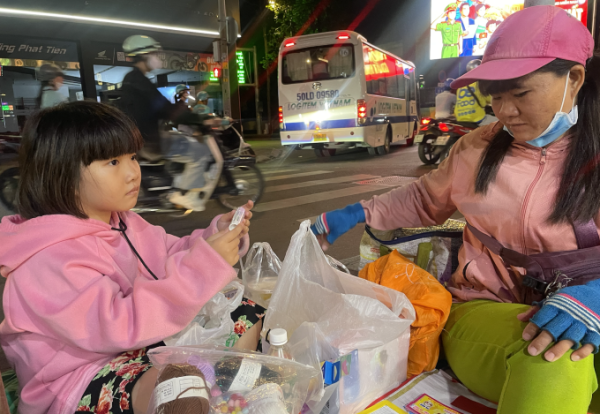 Ms. Mai Anh and baby Thanh Hien on the sidewalk of Pasteur Street, Xuan Hoa Ward, Ho Chi Minh City, on the evening of May 12. Photo: Ngoc Ngan