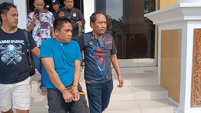 DITANGKAP --  Anwar Safri (39), satu dari tiga tahanan Kejari OKU yang kabur, berhasil ditangkap di salah satu homestay di Desa Muara Penimbung, Kabupaten Ogan Ilir, Selasa (19/5/2026). 