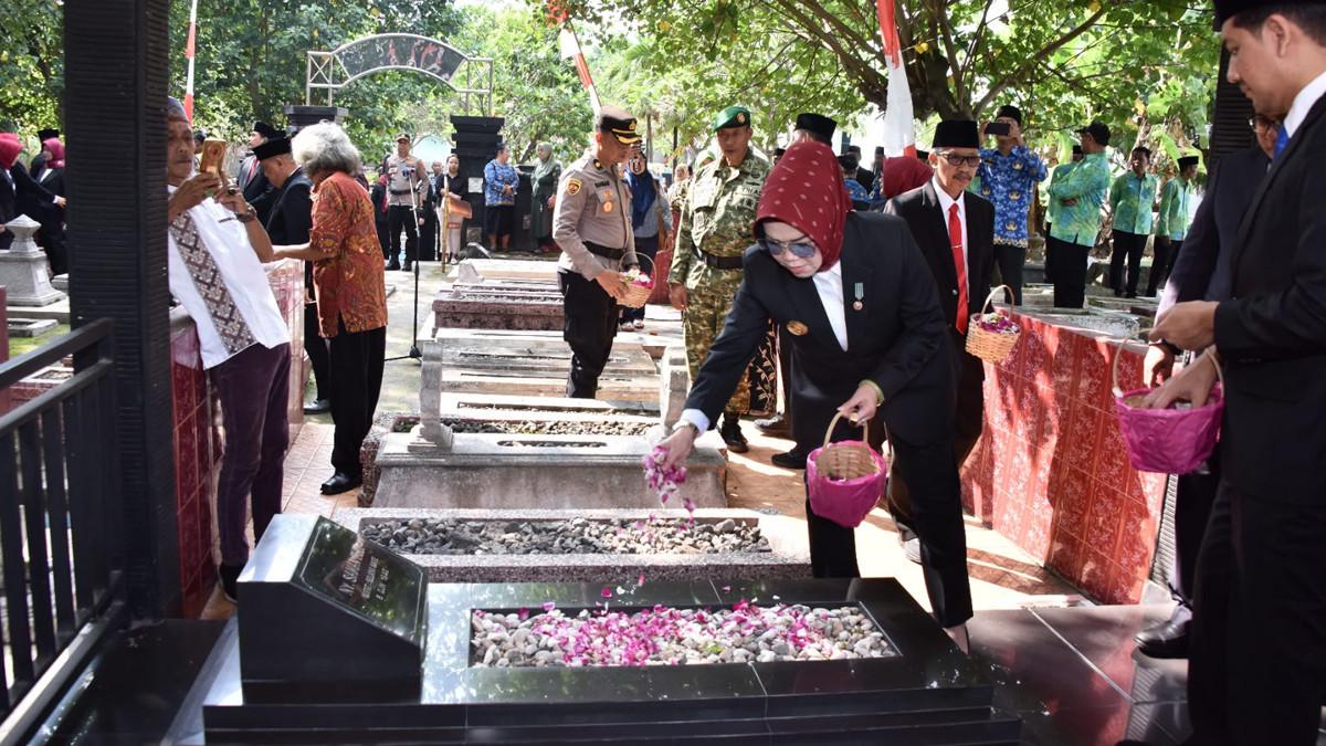 HARKITNAS SUKOHARJO - Rombongan Pemerintah Kabupaten Sukoharjo bersama Forkopimda melanjutkan agenda dengan melakukan ziarah dan tabur bunga di makam pahlawan Kabupaten Sukoharjo.