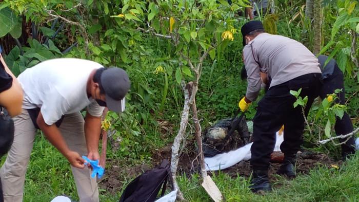TKP - Polsek Abiansemal saat melakukan evakuasi mayat, yang ditemukan di lahan kosong wilayah Banjar Cabe, Darmasaba pada Selasa 12 Mei 2026.