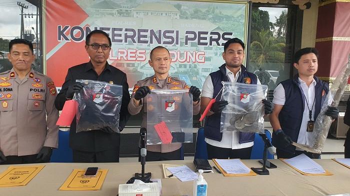 KONFERENSI PERS - Kapolres Badung, AKBP Joseph Edward Purba, S.H., S.I.K., M.H saat merilis kasus pembunuhan dan melihatkan barang bukti pada Rabu 20 Mei 2026.