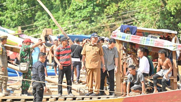 TRAGEDI TAMBANG ILEGAL - Gubernur Sumatera Barat, Mahyeldi Ansharullah, meninjau aktivitas tambang emas tanpa izin (PETI) di kawasan Batu Gando, Nagari Muaro, Kabupaten Sijunjung, Selasa (19/5/2026).