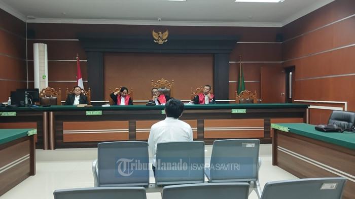 SIDANG PUTUSAN - Pengadilan Negeri Manado menggelar sidang putusan kasus pembunuhan Alberto Benedict Joel Tanos, Senin (4/5/2026). Terdakwa Ervannasio Deferde Siging dihukum penjara seumur hidup. Sementara Abdul Muchlis Rawasi alias Alo diganjar kurungan penjara 7 tahun.