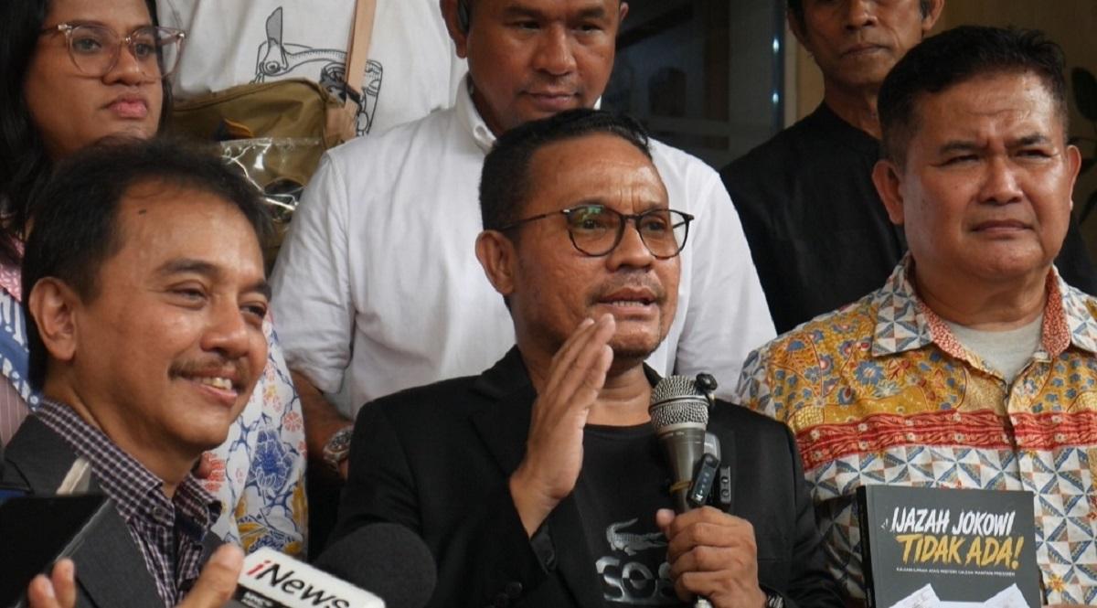 RISMON DILAPORKAN - Kubu Roy Suryo melaporkan Rismon Sianipar, istrinya beserta tim ke Polda Metro Jaya terkait dugaan pemalsuan dokumen International Standard Book Number (ISBN) pada buku Gibran End Game. Hal ini disampaikan kuasa hukum pelapor Abdul Gafur Sangadji di Polda Metro Jaya, Jakarta Selatan, Rabu (20/5/2026).