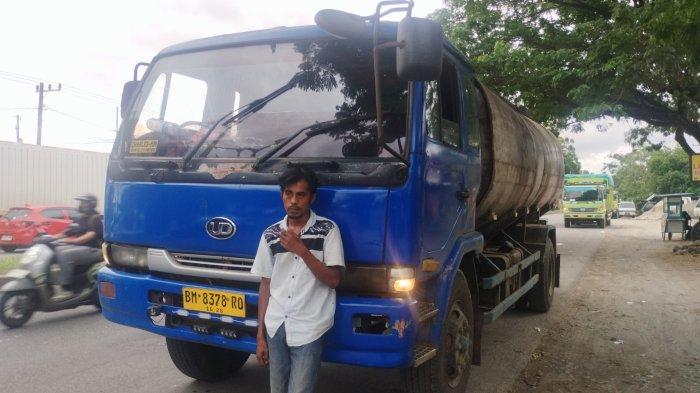 ANTREAN PENGISIAN SOLAR- Penampakan kendaraan yang mengular panjang menunggu antrean pengisian BBM jenis solar di Jalan Raya By Pass, Kecamatan Pauh, Kota Padang, Rabu (20/5/2026).