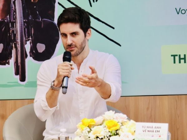 Author Thibault Clemenceau at the exchange event on the morning of May 17. Photo: Tu Lam