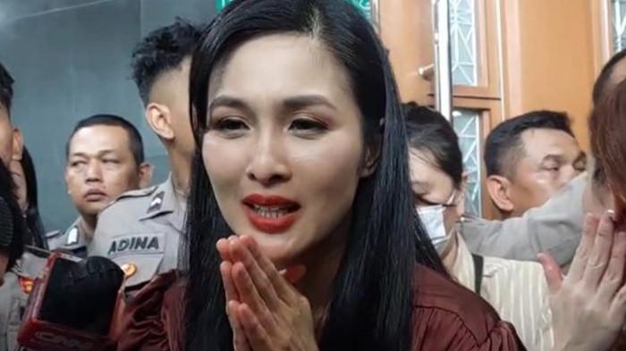 ASET SANDRA DEWI DISITA -- Aktris Sandra Dewi usai menghadiri sidang dugaan korupsi dalam tata niaga komoditas timah yang menjerat suaminya, Harvey Moeis untuk kedua kalinya di Pengadilan Tipikor Jakarta Pusat, Senin (21/10/2024).