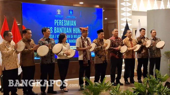 LAUNCHING POSBANKUM -- Menteri Hukum RI, Supratman Andi Agtas, melakukan launching Pos Bantuan Hukum (Posbankum) desa/kelurahan sebagai upaya memperkuat akses layanan hukum bagi masyarakat, pada Rabu (20/5/2025) malam di Rumdin Gubernur Babel.