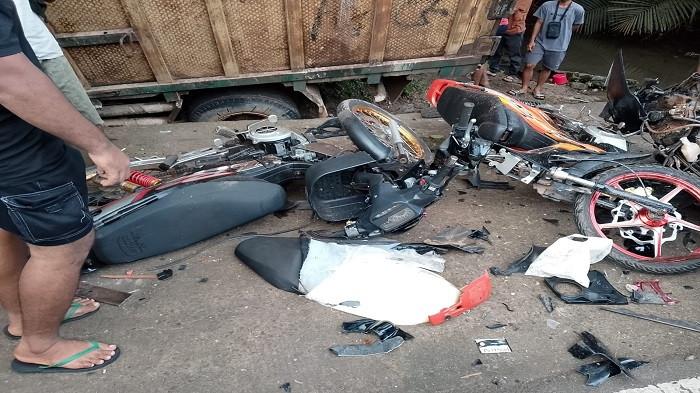LAKA LANTAS -- Kondisi kendaraan truk dan motor, pasca kecelakaan yang mengakibatkan korban meninggal dunia dan luka-luka, di Desa Neknang, Kecamatan Bakam, Kabupaten Bangka, Rabu (20/5/2026).