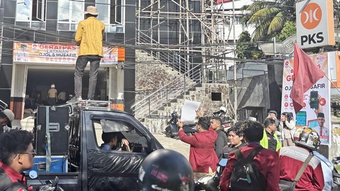 DEMO HAK ANGKET - Aliansi Rakyat Kaltim menggelar aksi konvoi besar-besaran dengan mendatangi sejumlah kantor Dewan Perwakilan Daerah (DPD) partai politik di Kota Samarinda untuk mengawal usulan hak angket DPRD Kaltim. Demo di markas partai politik DPD Kalimantan Timur, Rabu (19/5/2026).