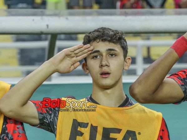 Pemain timnas U-17 Indonesia, Amar Rayhan Brkic (Amar Brkic), sedang memberikan hormat saat lagu kebangsaan berkumandang di Stadion Gelora Bung Tomo, Surabaya, Jawa Timur, Senin (13/11/2023).