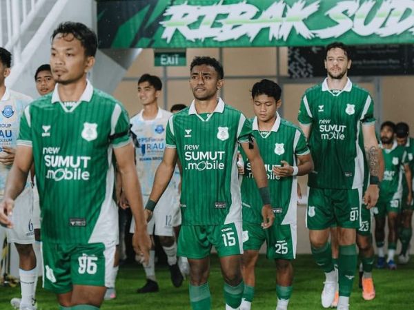 Suasana pertandingan antara PSMS Medan vs PSPS Pekanbaru yang terlaksana di Stadion Utama Sumatera Utara, Medan, pada Rabu (19/11/2025).