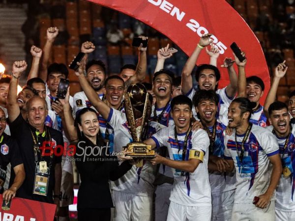 Ketua Federasi Sepak Bola Thailand (FAT), Nualphan Lamsam alias Madam Pang, tampak merayakan trofi yang diraih Port FC pada Piala Presiden 2025 di Stadion Si Jalak Harupat, Bandung, Jawa Barat, Minggu (13/7/2025).
