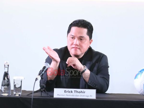 Menteri Pemuda dan Olahraga Republik Indonesia, Erick Thohir, sedang memberikan keterangan kepada awak media di Institut Francais Indonesia (IFI), French Embassy, MH Thamrin, Jakarta Pusat, Rabu (15/4/2026).