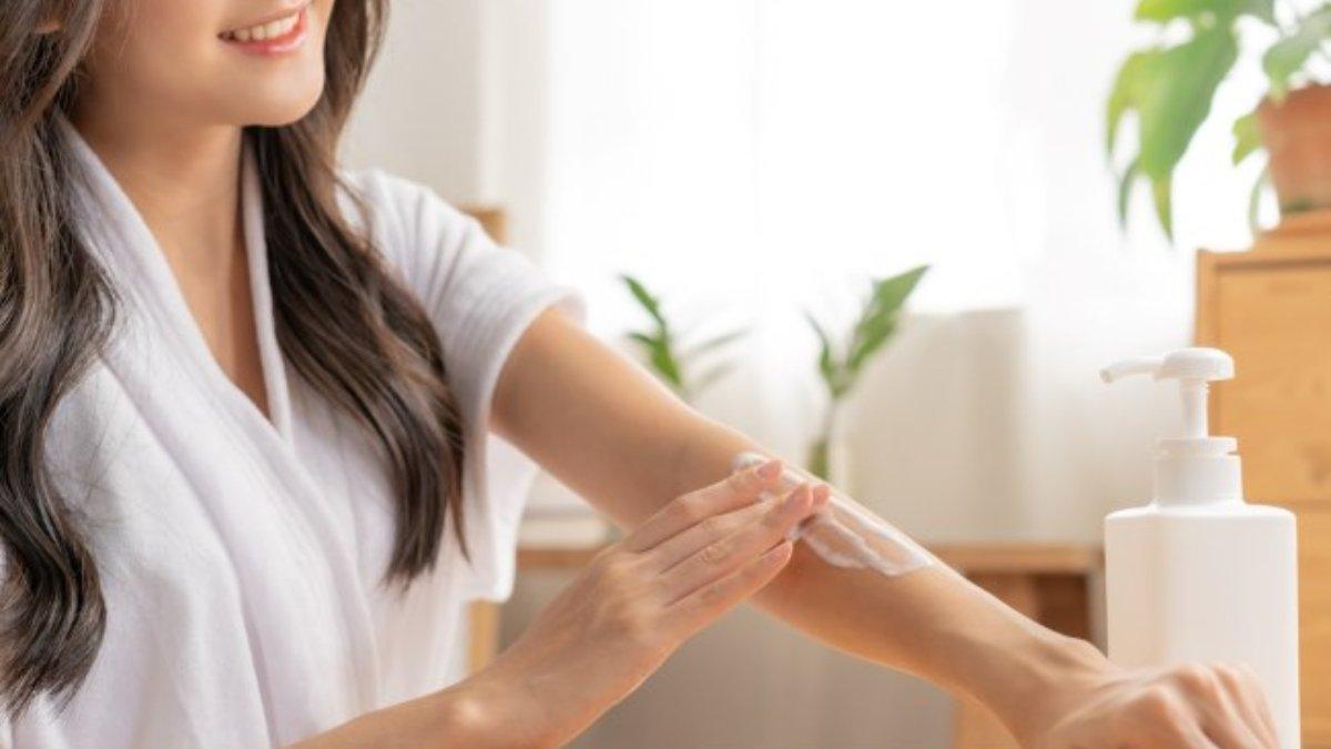 Ilustrasi rutin menggunakan body lotion untuk mencerahkan kulit tubuh