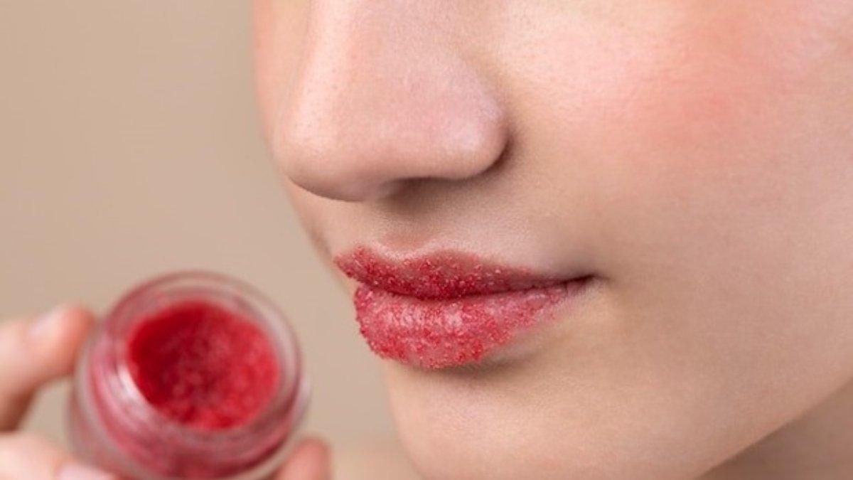Lipstik dengan kandungan pelembap sangat cocok digunakan untuk remaja.