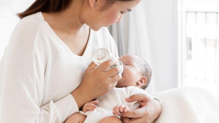 Sudahkah ibu cukup menyusui? Ini tanda bayi dehidrasi