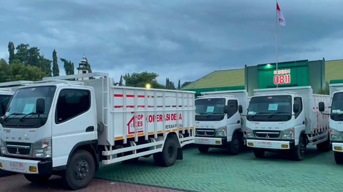 TRUK KDMP - Puluhan truk fuso bantuan operasional yang disalurkan secara simbolis bagi 42 KDMP di halaman Kodim 0811/Tuban, Rabu (25/3/2026). 