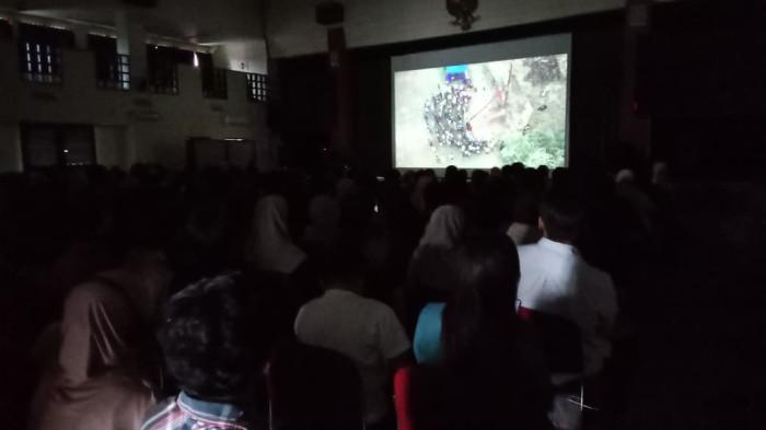 Suasana ratusan mahasiswa nonton bareng film Pesta Babi, di Aula PSBJ Fakultas Ilmu Budaya Unpad, Jatinangor, Kabupaten Sumedang, Rabu (20/5/2026). 