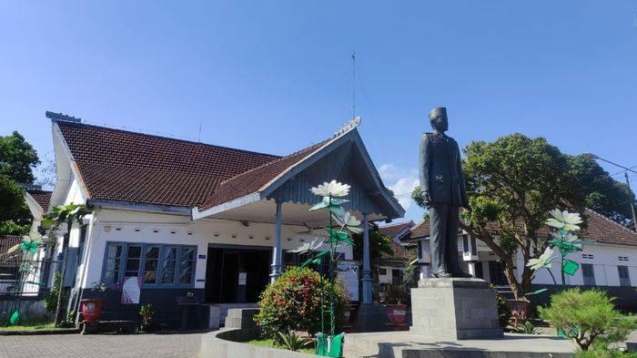 WISATA DI BLITAR - Istana Gebang di Blitar, Rumah Bung Karno saat masa remaja.