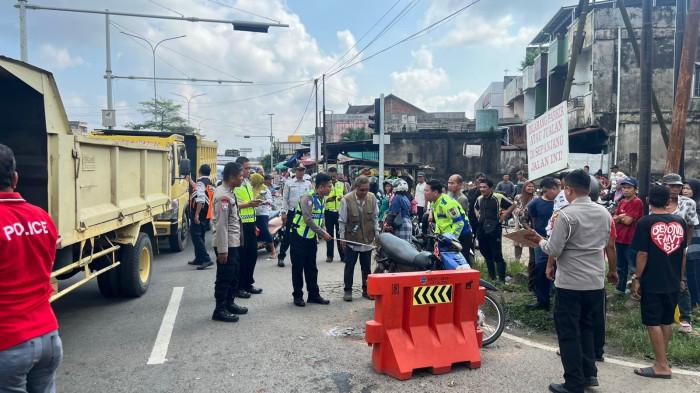 KECELAKAAN-Seorang perawat RS Tk III dr Bratanata Jambi meninggal dunia setelah sepeda motor yang ditumpanginya bertabrakan dengan truk CPO di Jalan Lingkar Barat III dekat Terminal Alam Barajo, Rabu pagi.