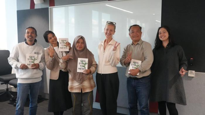 KRISIS IKLIM - Penyerahan buku Constructive News kepada peserta workshop peliputan perubahan iklim di Monash University, Caulfiled, Melbourne, Australia, Rabu (13/5/2026). Workshop peliputan perubahan iklim yang diselenggarakan Australia Indonesia Centre (AIC) dengan dukungan Monash Climate Communication Hub (Monash CliComm) menghadirkan jurnalis dari Indonesia-Australia dan pakar perubahan iklim.