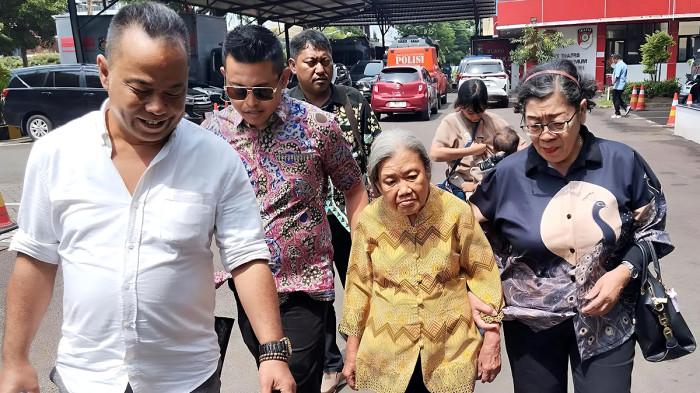PEMALSUAN SURAT RUMAH - Nenek Elina (80) ditemani Pengacaranya, Wellem Mintarja di depan Gedung Ditreskrimum Mapolda Jatim, Surabaya, Rabu (14/1/2026). Nenek Elina kembali mendatangi Mapolda Jatim untuk menjalani pemeriksaan klarifikasi terkait laporan dugaan pemalsuan surat.