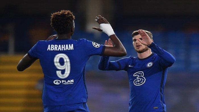 Striker Chelsea,  Timo Werner (kanan) melakukan selebrasi setelah mencetak gol kedua mereka dari titik penalti bersama Tammy Abraham (kiri) selama pertandingan sepak bola Grup E Liga Champions UEFA antara Chelsea dan Rennes di Stamford Bridge di London pada 4 November 2020 .