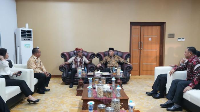 SAMBUT KEDATANGAN – Gubernur Babel, Hidayat Arsani saat menyambut kedatangan Menteri Hukum Republik Indonesia, Supratman Andi Agtas, di Gedung Terminal VIP Bandara Depati Amir, Pangkalpinang, Rabu (20/5/2026).
