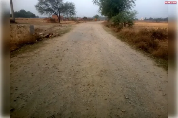 Barefoot visitors are victims of gravel; gravel is lying on the roads.