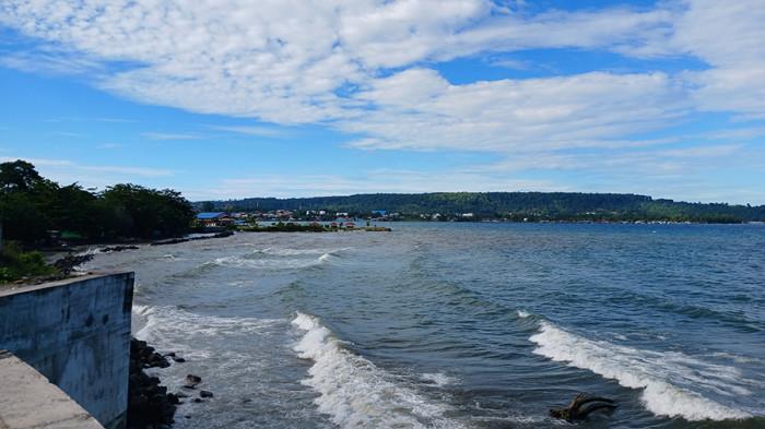 CERAH - Cuaca cerah di Jalan Trikora Wosi Rendani, Manokwari Barat, Kabupaten Manokwari, Papua Barat, Minggu (20/7/2025). Berikut ramalan cuaca untuk Senin (21/7/2025).