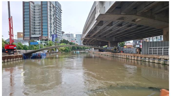 WISATA AIR - Pekerja menyelesaikan pembangunan jembatan baru di kawasan Wisata Air dan Kuliner Kalimalang, Kecamatan Bekasi Selatan, Kota Bekasi, Jumat (24/10/2025).