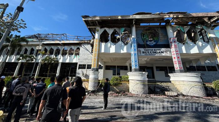 KONDISI KANTOR BUPATI - Kondisi Kantor Bupati Bulungan pascakebakaran hebat yang terjadi pada Rabu (20/5/2026) malam. Kerusakan terparah di lantai dua dan sisi kiri bangunan, ruangan Bupati, Wakil Bupati, dan Sekda turut terdampak, Kamis (21/5/2026).