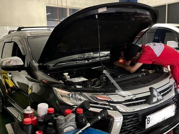 Ilustrasi servis di dealer Mitsubishi