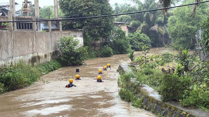 PENCARIAN ANAK  - Tim SAR Jambi berenang mencari anak terseret arus sungai di kawasan RT 24, Paal Merah, Kota Jambi, Rabu (19/5/2026) sore.