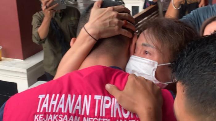 DIPELUK KELUARGA - Bengawan Kamto dipeluk keluarganya setelah sidang di Pengadilan Tipikor Jambi, Rabu (20/5/2026). Pengusaha Jambi yang jadi terdakwa kasus korupsi kredit investasi dan modal kerja PT Prosympac Agro Lestari (PAL) dari bank BNI senilai Rp105 miliar itu, itu divonis hakim 6 tahun penjara, denda Rp200 juta, dan membayar uang pengganti kerugian negara Rp80 miliar.