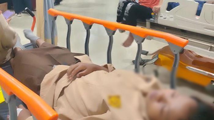 GEJALA KERACUNAN -- Potret satu di antara pelajar SMKN 1 Kota Jambi yang dirawat di RSUD Raden Mattaher Jambi, Rabu (20/5/2026). Sebanyak delapan pelajar dilaporkan mengalami gejala keracunan setelah mengonsumsi menu MBG di sekolah.