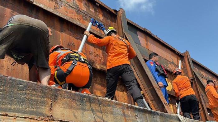 EVAKUASI - 3 pekerja dievakuasi di aliran Sungai Batanghari, kawasan Niaso, Kabupaten Muaro Jambi, Rabu (20/5/2026) pagi. Ketiganya diduga keracunan saat melakukan perbaikan dalam palka tongkang.