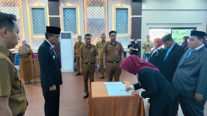 PELANTIKAN - Bupati Muaro Jambi Bambang Bayu Susesno dan Wakilnya Junaidi Mahir melantik 183 kepala sekolah (Kepsek), Senin (18/5/2026) kemarin. Hari ini, Rabu (20/5/2026), belasan kepala sekolah mendatangi Dinas Pendidikan Muaro Jambi. Mereka mengajukan pengunduran diri.