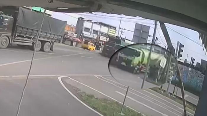 KECELAKAAN - Tangkapan layar detik-detik truk menyambar ojek dan melindas seorang penumpang di depan Terminal Alam Barajo Jambi, Rabu (20/5/2026) pagi.