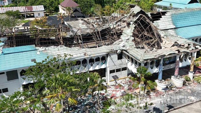 KONDISI KANTOR BUPATI - Bagian depan kondisi Kantor Bupati Bulungan pascakebakaran hebat yang terjadi pada Rabu (20/5/2026) malam. Sisi bangunan yang hangus ini merupakan ruang kerja Bupati Bulungan, Syarwani, Wakil Bupati Kilat, dan Sekda Risdianto, Kamis (21/5/2026).