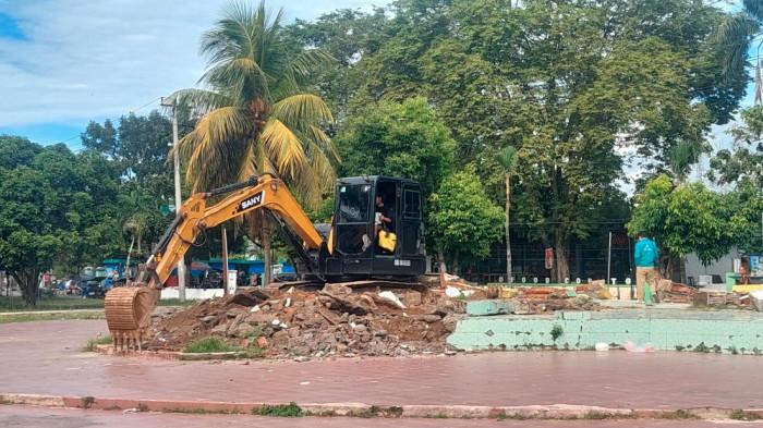 REVITALISASI MENARA — Proses pembongkaran panggung di kawasan taman menara, Kamis (21/5/2026).