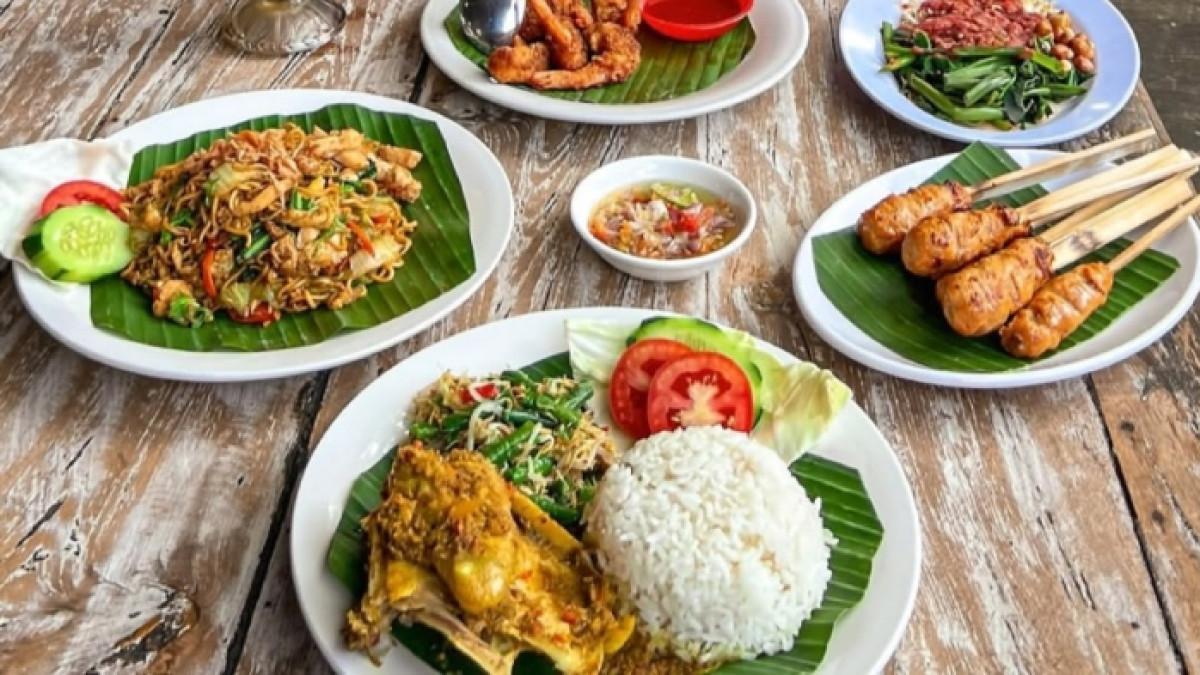 KULINER BALI - Ayam Betutu Pak Man, menu makan siang enak di Kuta, Bali.