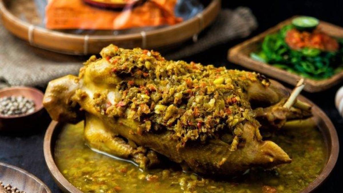 AYAM BETUTU - Hidangan ayam betutu dari warung Ayam Betutu Khas Gilimanuk di Bali.