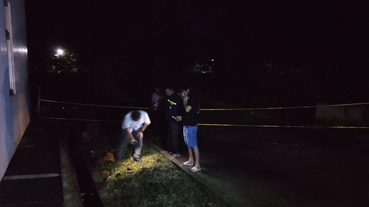 KEMATIAN MAHASISWI - Aparat gabungan di Kabupaten Gowa, Sulawesi Selatan menggelar olah tempat kejadian perkara (TKP) terkait tewasnya seorang mahasiswi yang diduga lompat dari balkon lantai 4 kampusnya. Senin, (18/5/2026).